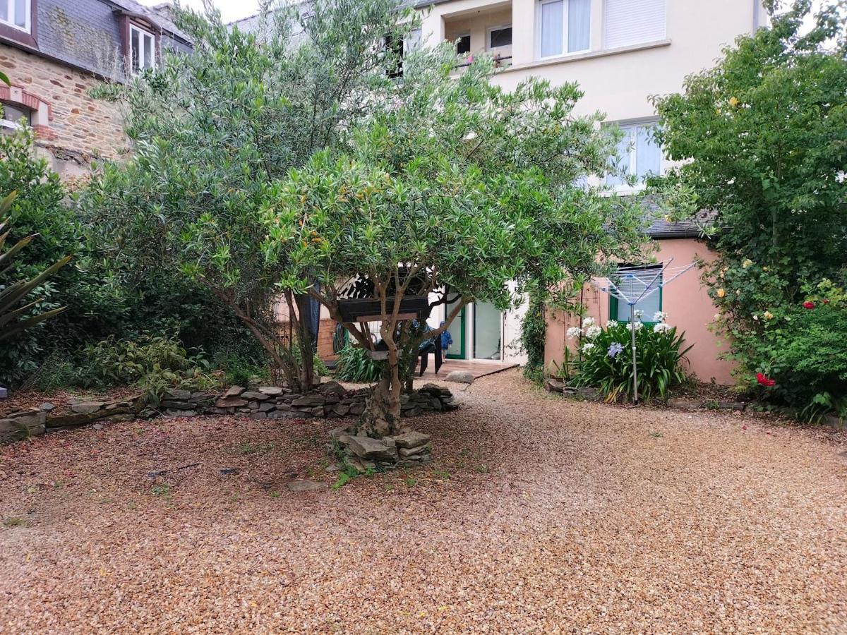 Appartement Au Centre Ville Avec Un Beau Jardin Prive Lannion Exterior foto